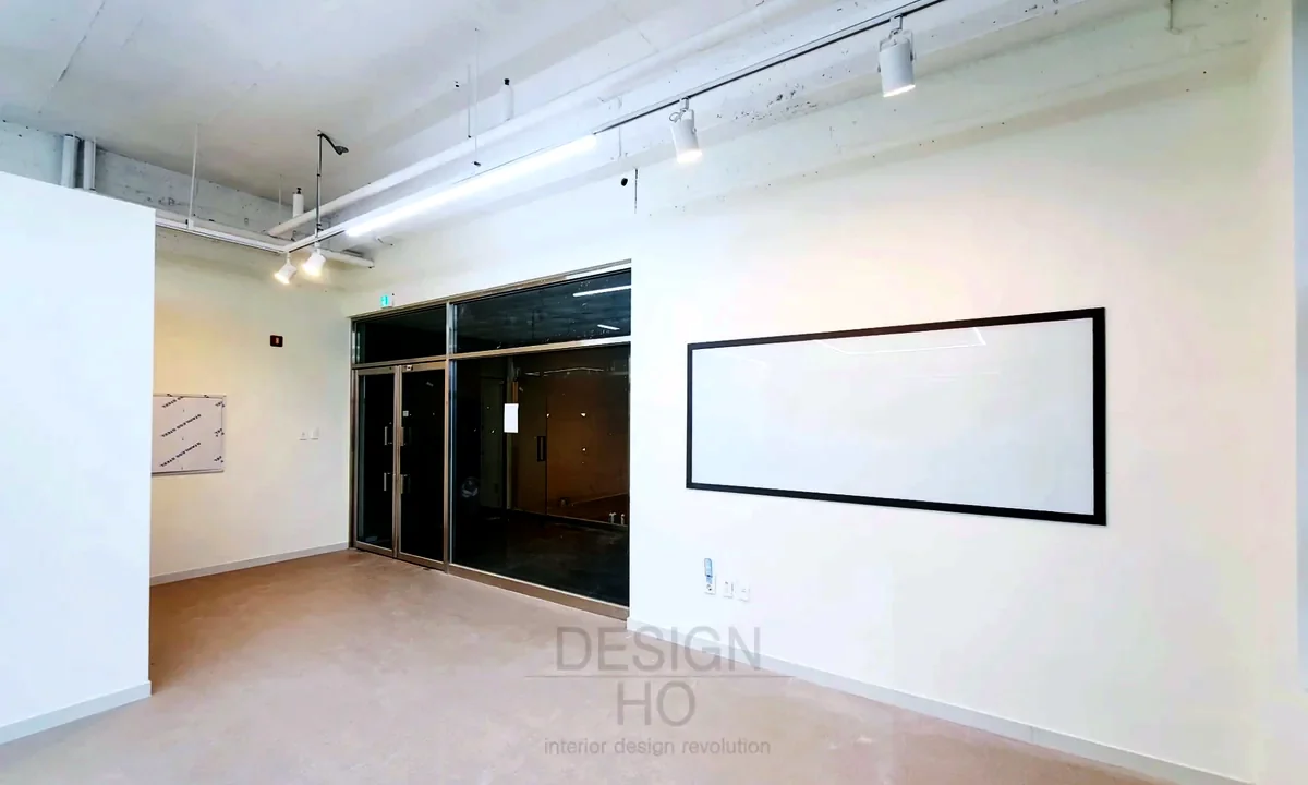 유리문과 화이트보드 벽이 이어지는 오피스리모델링 사무 공간